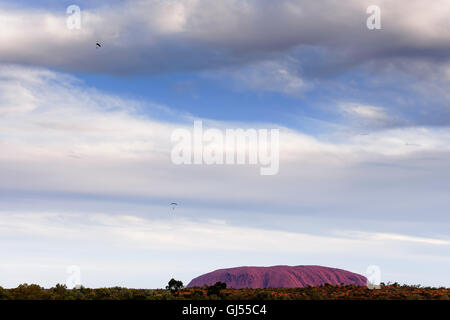 Ansicht der Uluru, auch genannt Ayers Rock bei Sonnenuntergang vom Ayers Rock Resort in Yulara. Stockfoto