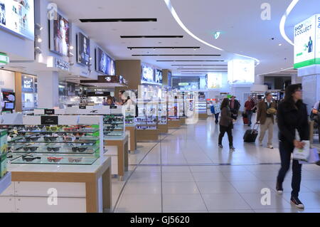 Menschen-Shop in Melbourne Airport duty free Shops in Melbourne Australien. Stockfoto