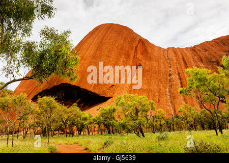 Ansicht der Uluru, auch genannt Ayers Rock im Uluru-Kata Tjuta National Park. Stockfoto