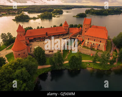 Trakai, Litauen: Insel Burg in den Sonnenuntergang. Historische Residenz in der Hauptstadt des Großfürstentums Litauen, befindet sich in Gal Stockfoto