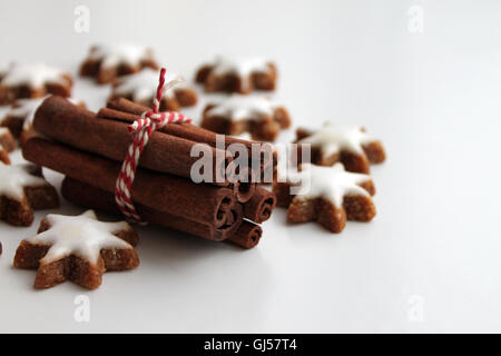 Hausgemachte sternförmige Weihnachten Lebkuchen und Zimt Stockfoto