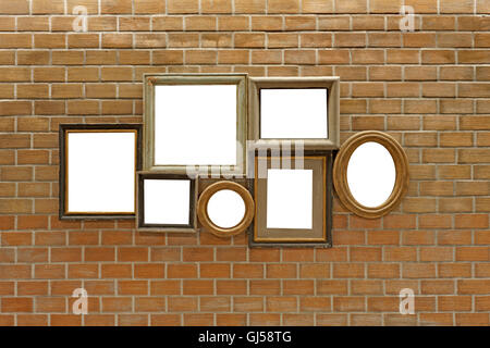 Haufen von leeren Holzbilderrahmen auf Ziegelmauer Stockfoto