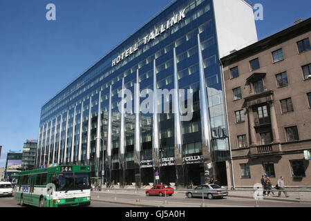 Kontrast in architektonischen Stilen im Zentrum von Tallinn. Tallink Hotel links mit Keller Diskothek. Tallinn ist die Hauptstadt und größte Stadt in Estland, Tallinn befindet sich auf der nördlichen Küste Estland, in den baltischen Staaten. Mai. Stockfoto