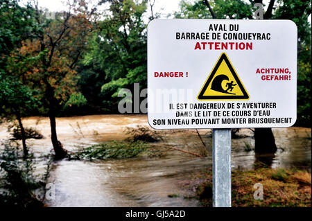 Schild Warnung vor der Gefahr von dam Wasser stromaufwärts fiel an den Ufern der Vidourle, French River am Fuße der Cevennen. Stockfoto