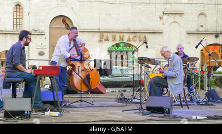 Musiker auf der Piazza del Popolo, Todi. Stockfoto