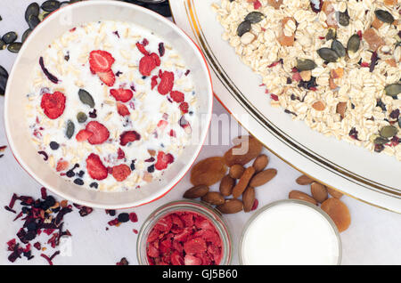 hausgemachtes Müsli mit getrockneten Früchten und Samen Stockfoto