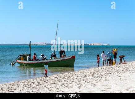 Einheimischen Entladen einer Dhau Bestimmungen am Strand von Benguerra Insel Mosambik Stockfoto