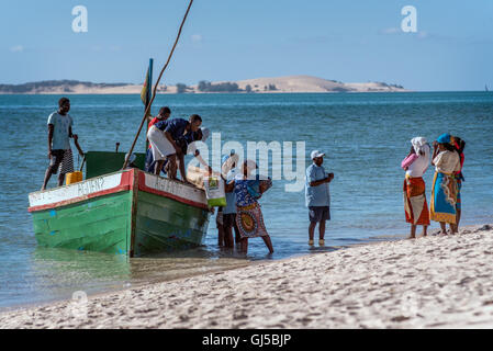 Einheimischen Entladen einer Dhau Bestimmungen am Strand von Benguerra Insel Mosambik Stockfoto