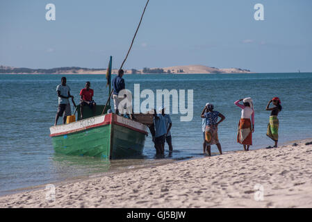 Einheimischen Entladen einer Dhau Bestimmungen am Strand von Benguerra Insel Mosambik Stockfoto