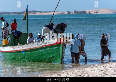 Einheimischen Entladen einer Dhau Bestimmungen am Strand von Benguerra Insel Mosambik Stockfoto