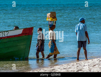 Einheimischen Entladen einer Dhau Bestimmungen am Strand von Benguerra Insel Mosambik Stockfoto