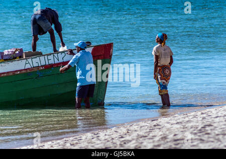 Einheimischen Entladen einer Dhau Bestimmungen am Strand von Benguerra Insel Mosambik Stockfoto