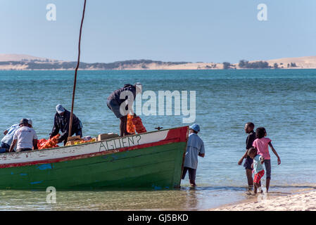 Einheimischen Entladen einer Dhau Bestimmungen am Strand von Benguerra Insel Mosambik Stockfoto