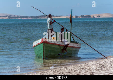 Eine traditionelle Dhau vertäut am Strand auf Benguerra Insel Mosambik Stockfoto