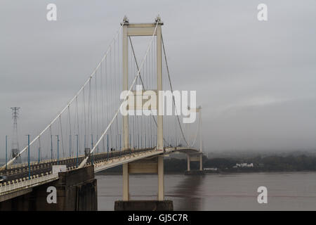 Der Severn-Brücke (Pont Hafren Walisisch) durchquert von England nach Wales über die Flüsse Severn und Wye. Nebliger Morgen Blick von En Stockfoto