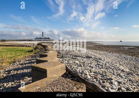 Anti-Tank Würfel am Strand zu Aberthaw B Kohlekraftwerk, South Wales, UK. Stockfoto