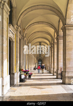 dh praca do comercio LISSABON PORTUGAL Arch Gehwege Menschen Paar Architektur Touristen municipio Terrasse in lissabon Stockfoto