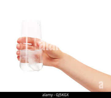 Nahaufnahme von weiblicher Hand hält sauber transparent Trinkglas mit großen weißen runden Brausetablette in Wasser auflösen Stockfoto