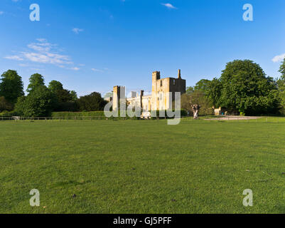 dh Sudeley Castle WINCHCOMBE GLOUCESTERSHIRE Parkland Felder Schloss cotswold Stockfoto