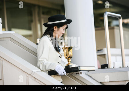 Präsentation eines der vielen Trophäen für die Gewinner des Race 11, das große Rennen des Tages den amerikanischen Jockey Club Cup mit t Stockfoto