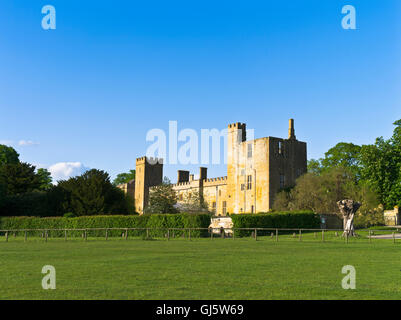 dh Sudeley Castle WINCHCOMBE GLOUCESTERSHIRE Parkland Felder Burg cotswolds Stockfoto