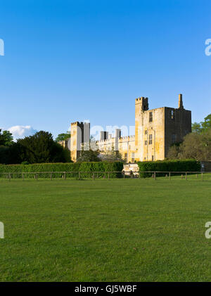 dh Sudeley Castle WINCHCOMBE GLOUCESTERSHIRE Parkland Fields Castle cotswold Castle england gb Stockfoto