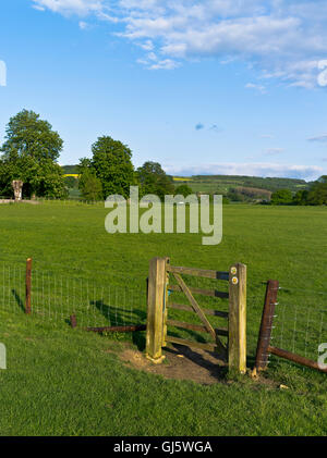 dh Wächter Weg WINCHCOMBE GLOUCESTERSHIRE Fußweg Feld Tor Landschaft cotswolds Felder uk Zaun Stockfoto