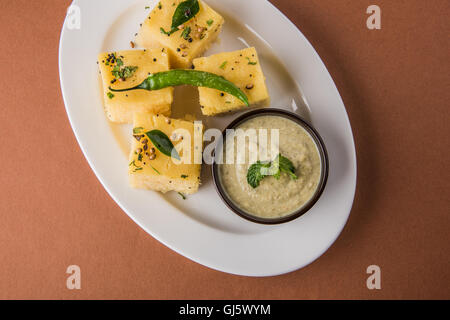 Lieblings Gujrati snack, Khaman, Dhokla Gramm Mehl, Grieß gemacht, bis Stockfoto