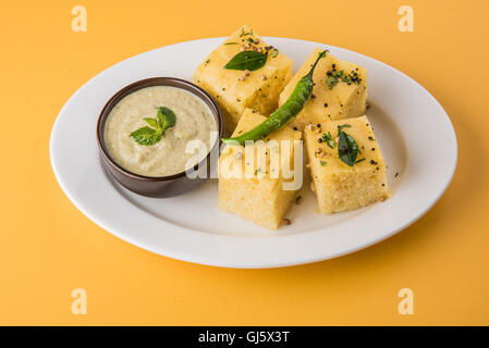 Lieblings Gujrati snack, Khaman, Dhokla Gramm Mehl, Grieß gemacht, bis Stockfoto