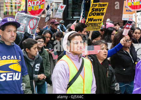 Hunderte von Demonstranten zu vereinen, am Maifeiertag in Chicago zu protestieren, Donald Trump Anti Immigrant Rhetorik. Stockfoto