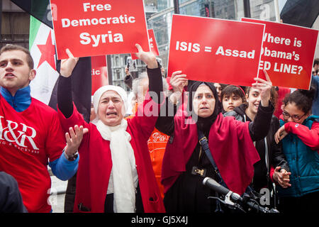 Die Aleppo ist brennende syrischen Gruppe Märsche bei der Maikundgebung zur Sensibilisierung für die Krise in Syrien. Stockfoto