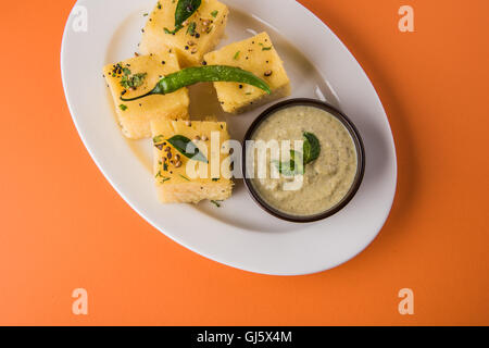 Lieblings Gujrati snack, Khaman, Dhokla Gramm Mehl, Grieß gemacht, bis Stockfoto