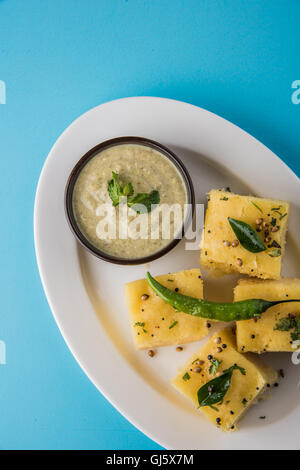 Lieblings Gujrati snack, Khaman, Dhokla Gramm Mehl, Grieß gemacht, bis Stockfoto