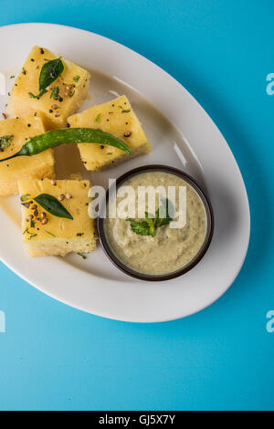 Lieblings Gujrati snack, Khaman, Dhokla Gramm Mehl, Grieß gemacht, bis Stockfoto