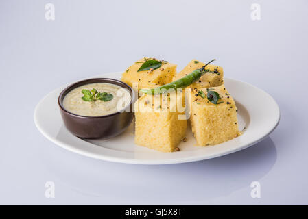 Lieblings Gujrati snack, Khaman, Dhokla Gramm Mehl, Grieß gemacht, bis Stockfoto