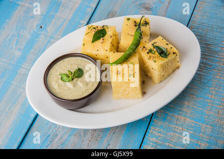 Lieblings Gujrati snack, Khaman, Dhokla Gramm Mehl, Grieß gemacht, bis Stockfoto