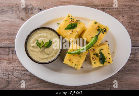 Lieblings Gujrati snack, Khaman, Dhokla Gramm Mehl, Grieß gemacht, bis Stockfoto