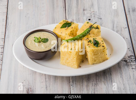 Lieblings Gujrati snack, Khaman, Dhokla Gramm Mehl, Grieß gemacht, bis Stockfoto