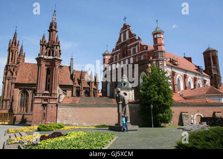 Berühmte St Anne Kirche, auf der linken Seite, in der Altstadt in Vilnius, Litauen. Dieser Ziegel römisch-katholische Kirche wurde im Jahr 1500 fertiggestellt. Stockfoto