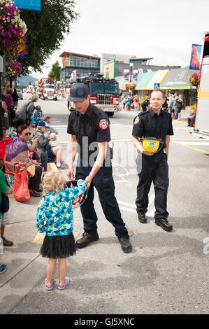 Feuerwehrleute marschieren in der jährlichen Squamish Logger Day Parade.  Sonntag, 31. Juli 2016.  Foto von David Bussard / für die Squamish C Stockfoto