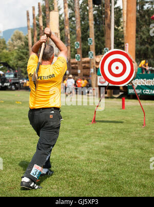 Ein Konkurrent in der Axtwerfen Ereignis.  Die Squamish Holzfäller Tag Logger Sport-Event. Stockfoto