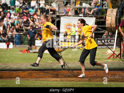 Konkurrenten in der Dame Chokerman Rennen.  Die Squamish Holzfäller Tag Logger Sport-Event. Stockfoto