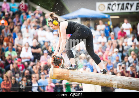 Ein Wettbewerber im offenen offenen Hindernis Ruckeln Ereignis.  Die Squamish Holzfäller Tag Logger Sport-Event. Stockfoto