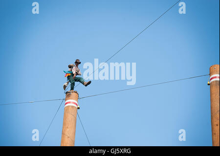 Brian Bartow tut die berühmten Baum-Veranstaltung, wo ein Clown tanzt auf der Spitze eines Baumes.  Die Squamish Holzfäller Tag Logger Sport-Event.  Kanada Stockfoto