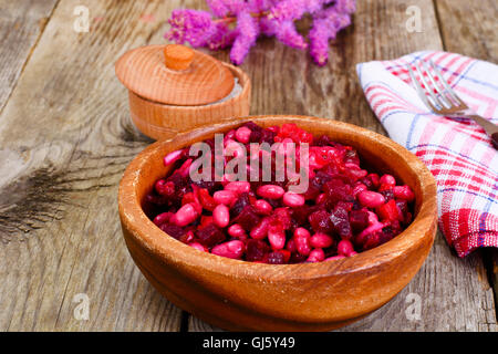 Vinaigrette mit Bohnen auf rohen Brettern Stockfoto