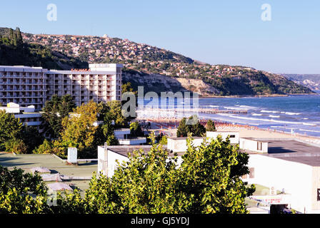 Bulgarischen Kurort Albena. Kaliakra Hotel und Strand im Vordergrund; Balchik im Hintergrund. Stockfoto