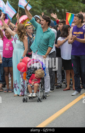 Der kanadische Premierminister Justin Trudeau und Frau Sophie Grégoire Trudeau, während die 2016 Vancouver Pride Parade. Stockfoto