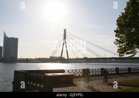 Die Kabelbrücke (bekannt als Vansu kippt in lettischer Sprache) ist eine Schrägseilbrücke, die die Daugava überquert. HansaBanka Bank buil Stockfoto