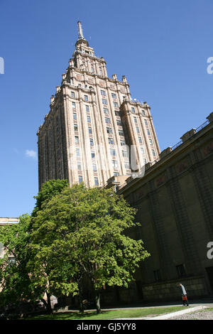 Die Lettische Akademie der Wissenschaften Gebäude, Riga, Lettland, baltischen Staaten. Mai. Bei 108 Meter hoch war dies das erste Hochhaus in Lettland. Gebaut zwischen 1953 bis 1956 als ein Geschenk von sowjetischen Arbeiter mit Hämmern gestaltet und Sicheln. Ein Beispiel der stalinistischen Architektur wird es lokal als Stalins Geburtstagskuchen bezeichnet. Stockfoto