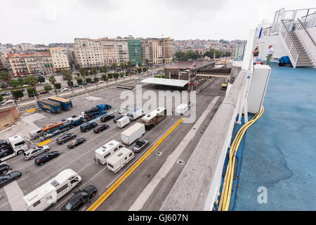 Wohnmobile, Wohnwagen, Autos, Fahrzeuge in einer Warteschlange aufgereiht am Fährhafen in Santander über Board MV Pont Aven Schiff nach Portsmouth. Stockfoto